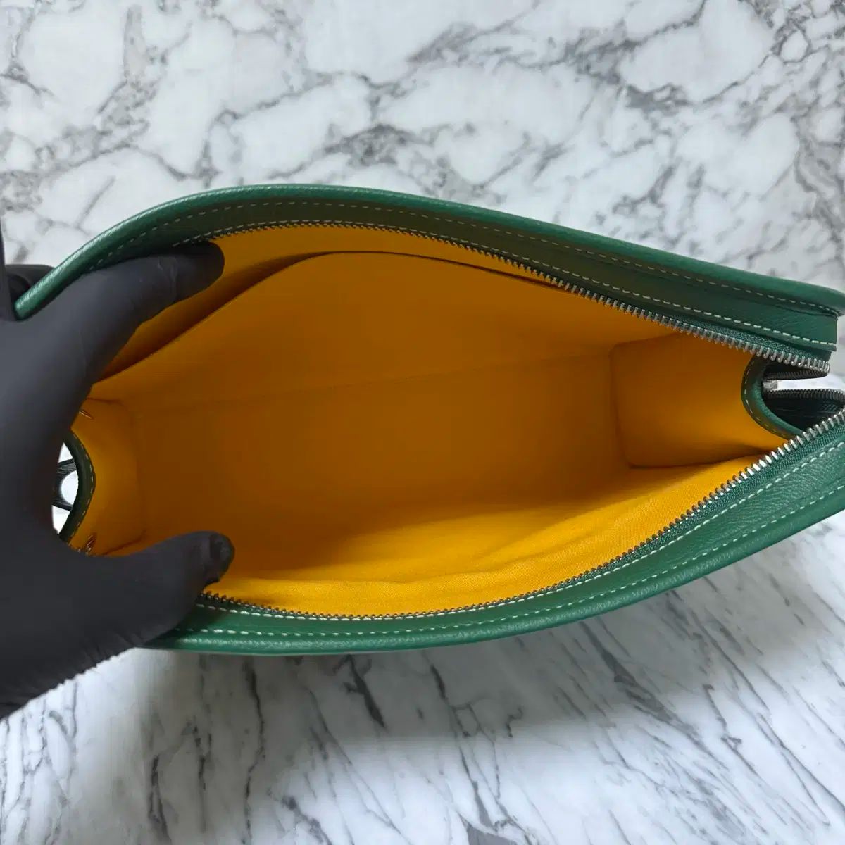 JW アンダーソンが蛙モチーフのクラッチバッグを発売、鳩に続く動物