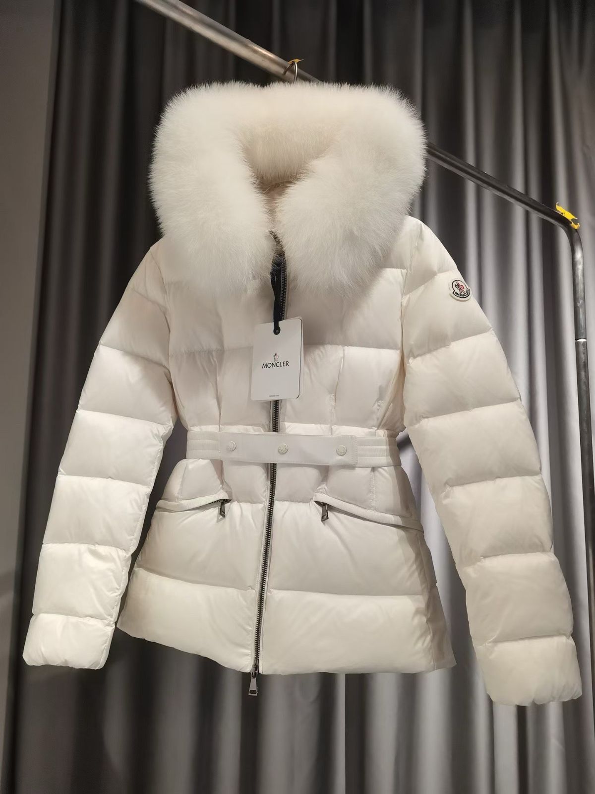 MONCLERモンクレール 白いダウンジャケッフード付き ウエストベルト