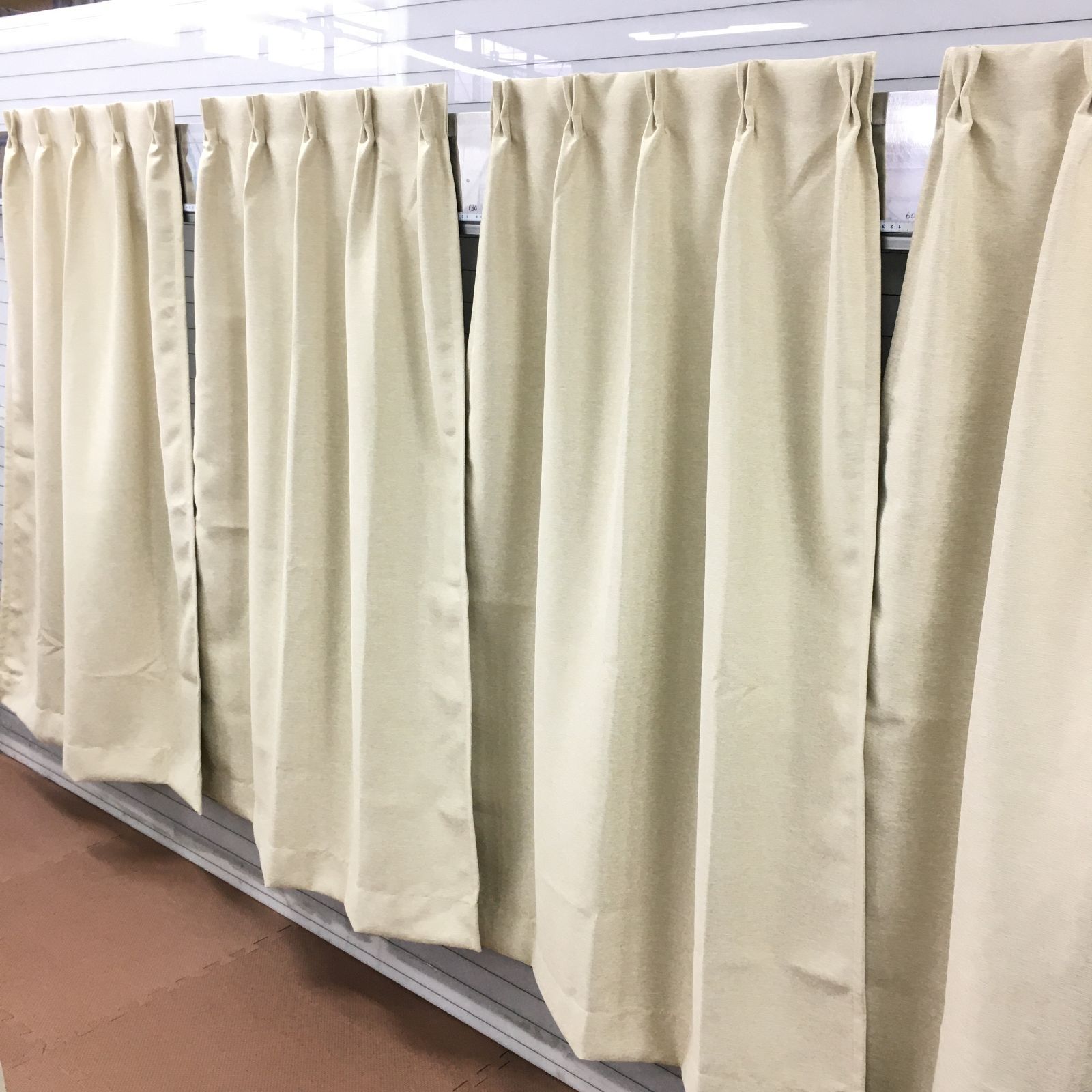 【キャンセル品】　厚地カーテン　特別価格　１．５倍イージーオーダー　良品　【ＭＣ１３】　巾５５cm x 高さ１３５cm　４枚　断熱効果　遮光１級　ウォッシャブル　防炎