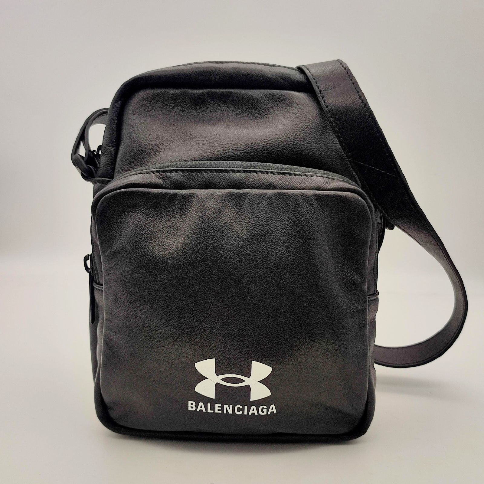 BALENCIAGA x Under Armour ロゴ レザー クロスボディバッグ BALENCIAGA x Under Armour ロゴ レザー クロスボディバッグ