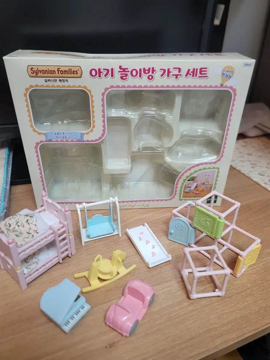 【雷市場（ポンジャン）商品韓国直送】 Sylvanian Families(シルバニアファミリー) 赤ちゃん プレイルーム 世帯 セット 28860 遊び場 人形を除く