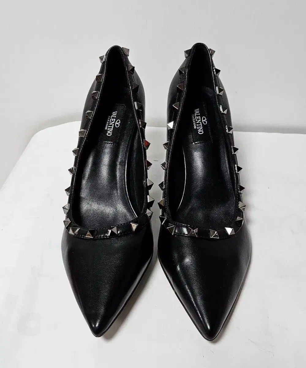 Valentino スタッズ付き ブラックハイヒール サイズ39 Valentino スタッズ付きハイヒール 黒 サイズ39（VALENTINO