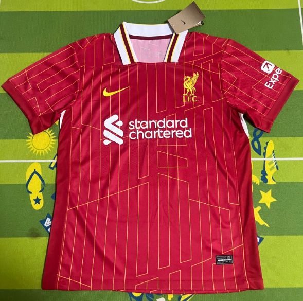 24-25 リバプールのホームでは半袖のサッカーユニフォーム