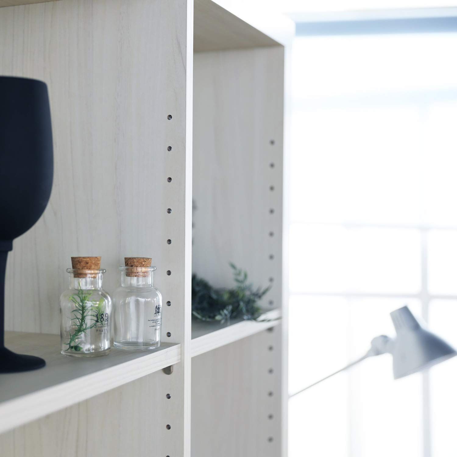 A4ファイルBOXがぴったり入る奥行 無垢材をイメージさせる厚さ3.6cmの天板