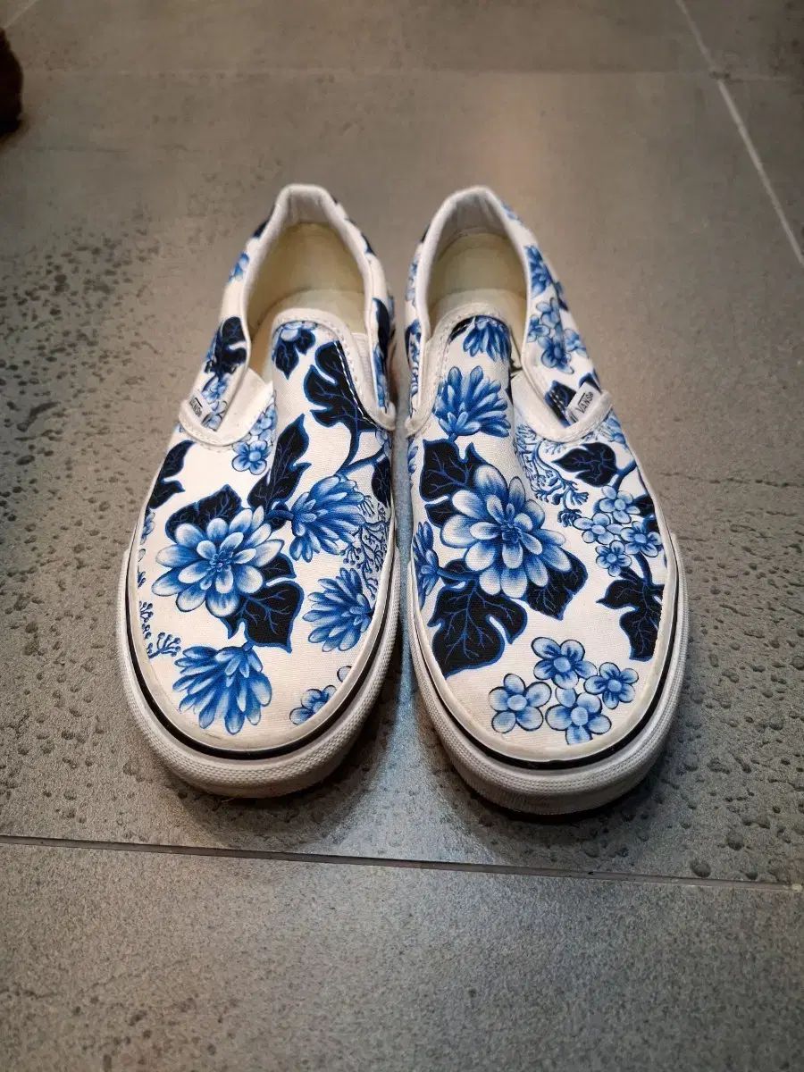 VANS バンズ スニーカー SLIP-ON FLORAL CHECK MARSHMALLOW VN0009Q7CD3 スリッポン フローラルチェックマシュマロ メンズ レディース 男性用 女性用 VANS（バンズ）の「VANS ヴァンズ CLASSIC SLIP ON クラシック