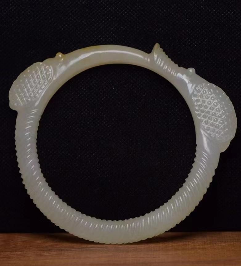 中国古美術・和田玉臂輪・和田玉製・細密彫・白玉彫・根付・裝身具・賞物・時代物 清時代 和田玉 白玉彫り 双龍太極 佩」極細工 裝身具 賞