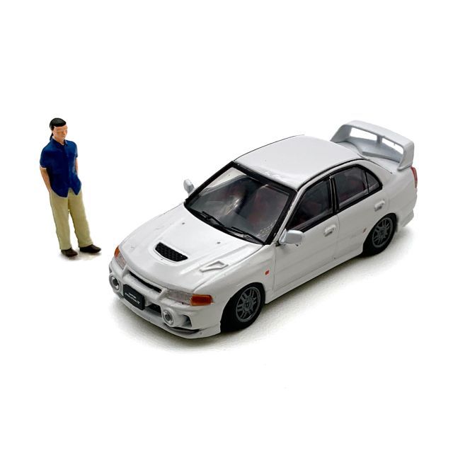 新品 BM CREATIONS 1/64 三菱 ランサー エボリューション IVカスタム ID ホワイト フィギュア付 RHD 右ハンドル 完成品ダイキャストミニカー 64B0095 [佐川急便]