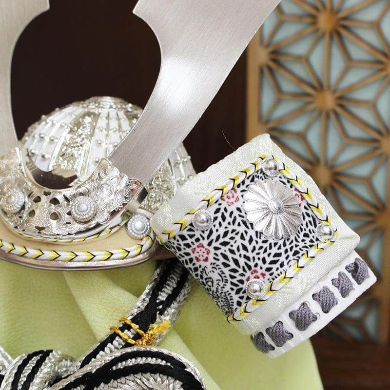 東京久月 五月人形 兜飾り白木木目パノラマクリルケース入 兜飾り