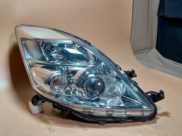 コーティング済 アイシス ZGM15G 右ヘッドランプ ヘッドライト L 4WD コイト 44-68 81130-44330 1F7