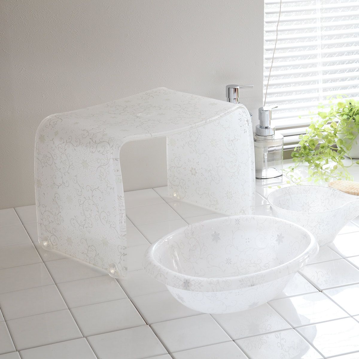  風呂椅子 フィルロシュシュ アクリル 25 cm 風呂イス 風呂いす バスチェア お風呂 椅子 イス 風呂 腰かけ バスチェアー 花 花柄 滑り止め バス用品 バスグッズ 高さ25 バスチェア 浴室用具