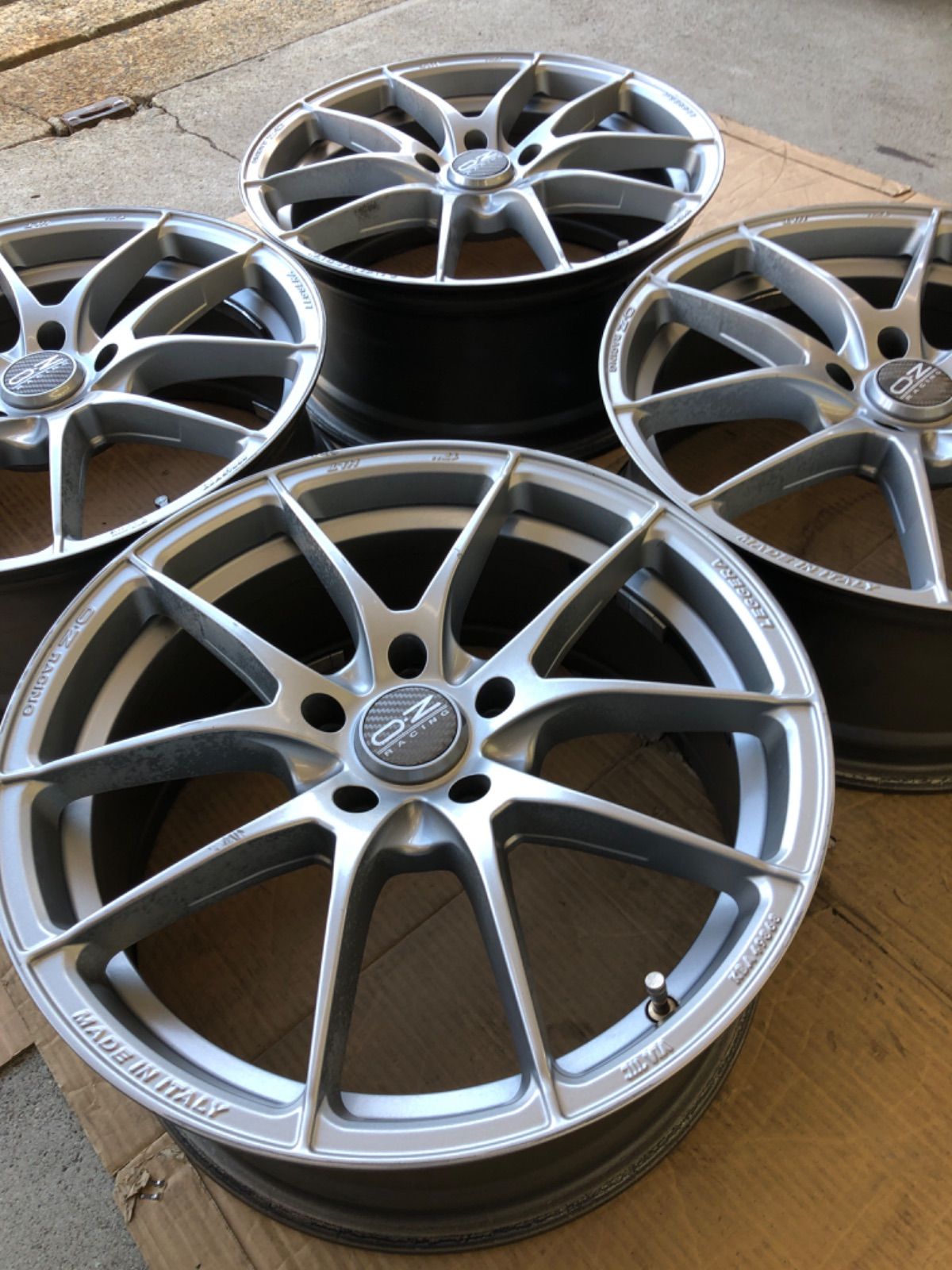 OZ OZ/オーゼット 17×7j+48 PCD100 5 穴・215/45ZR17 TOYOタイヤ ホイール