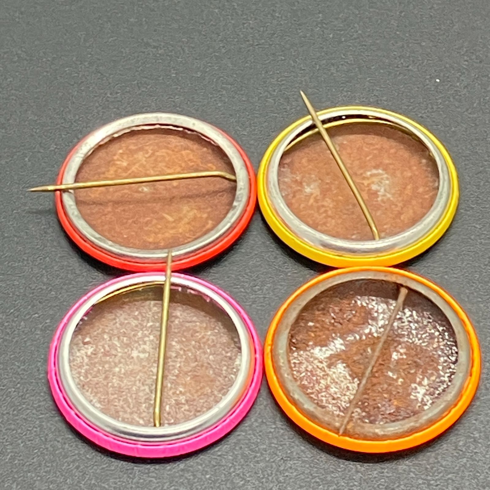 アメリカンビンテージ 日本未発売 トラべロッジ限定　入手困難　珍品 缶バッジ アメリカ 輸入 雑貨 ビンテージ 『 シット SHIT