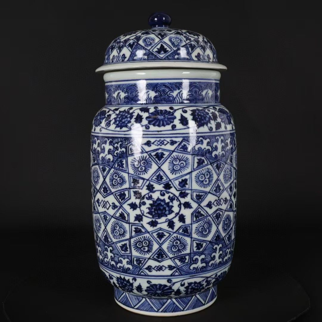 中国古美術．精品収蔵 ．純手描き ．青花磁器．花卉紋．古陶瓷器．置物 