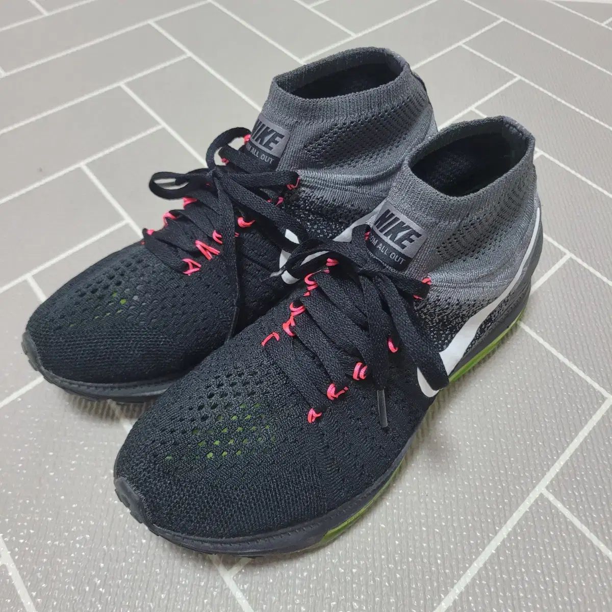 NIKE(ナイキ) すべて縮小 フライニット ランニングシューズ