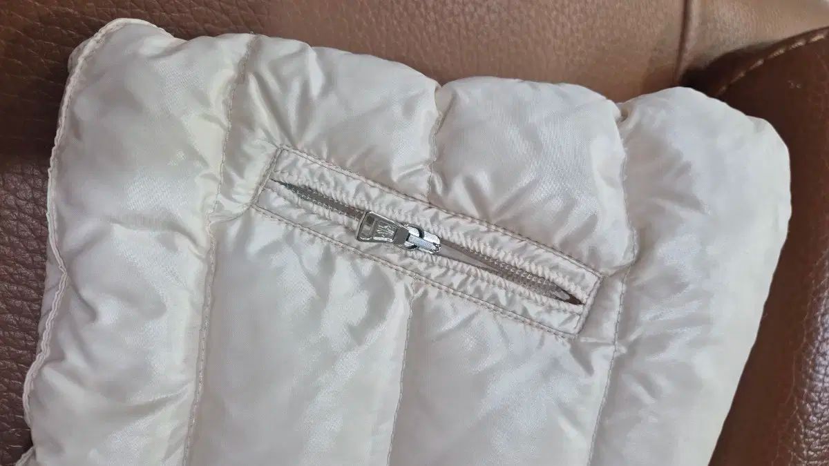 ベスト アイボリー