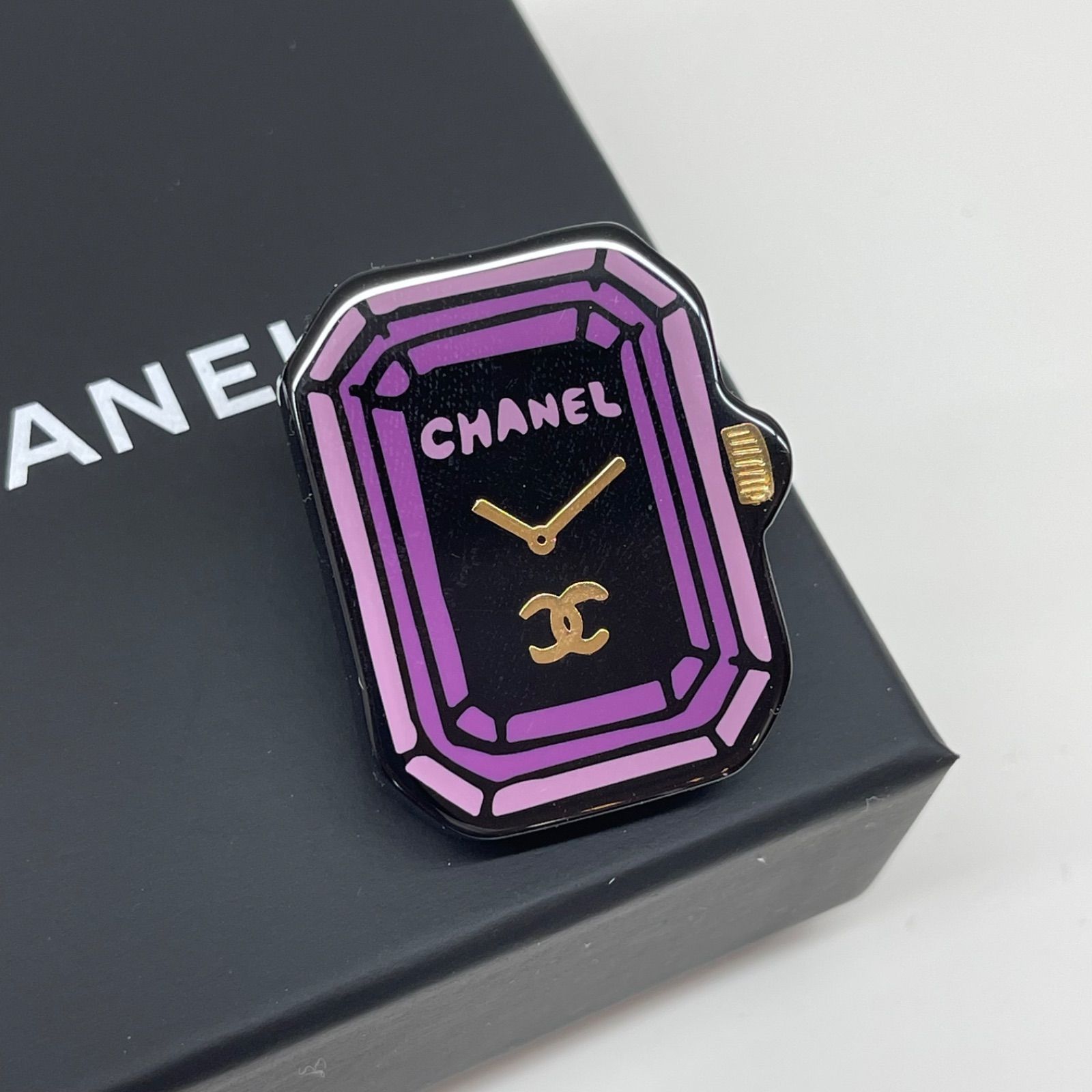 【新品】【未使用品】2023-2024 AW 最新作 CHANEL シャネル プルミエール 時計モチーフ ピンブローチ メタル×レジン パープル×ゴールド×ブラック 23A レディース 女性用 ブランド ファッション 小物 ジュエリー アクセサリー 希少 レア