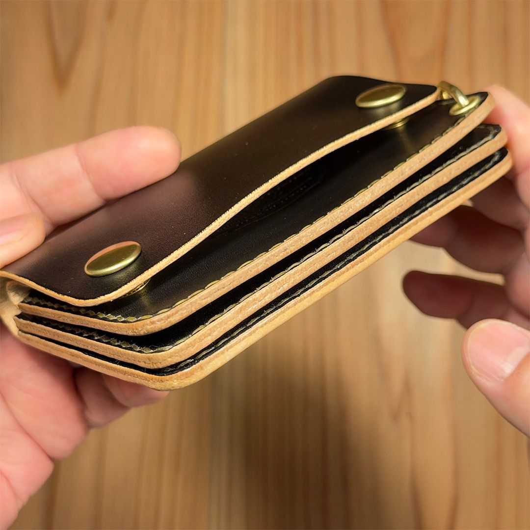 国産ヌメ革・丘染めブラック茶芯｜ショートトラッカーウォレット｜手