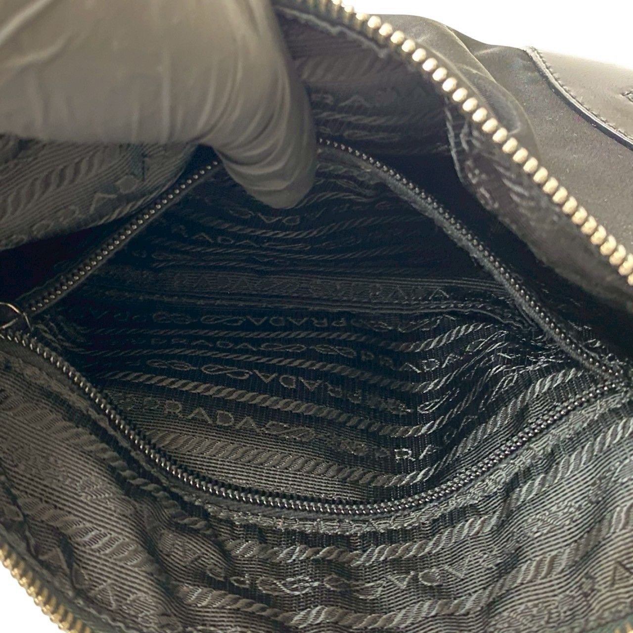 美品✨ PRADA プラダ　ショルダーバッグ　サコッシュ ナイロン 三角ロゴ　黒 極 美品 PRADA プラダ 三角ロゴ 金具 ナイロン レザー 本革 セミ