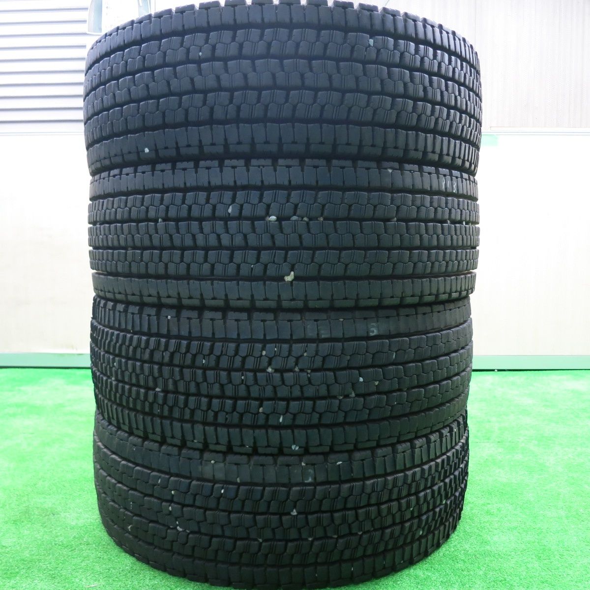 *送料無料* バリ溝！23年！9分★トラック タイヤ 265/70R19.5 140/138J スタッドレス ブリヂストン W999 19.5インチ★4080608HAスタ