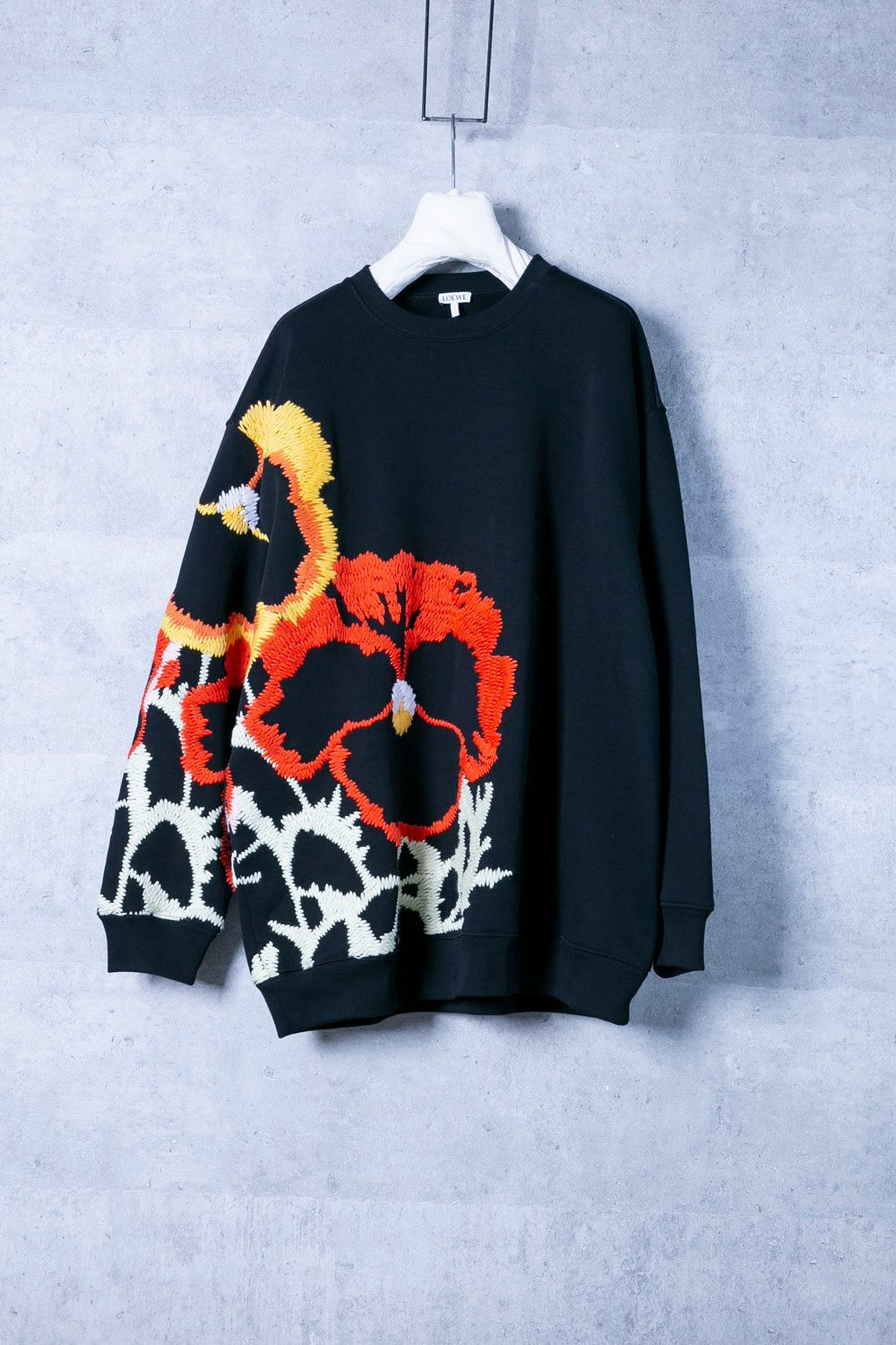 ロエベ　LOEWE Embroidered Sweatshirt Loewe Men's Embroidered Logo Sweatshirt in Black Loewe
