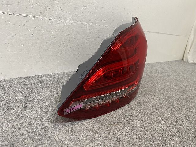 新品!Cクラス W205 純正 右 テールランプ/ライト/レンズ LED
