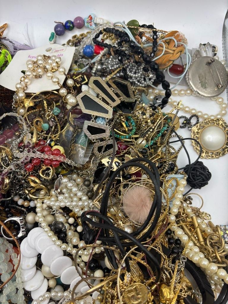 5kg イミテーション　まとめ　アクセサリー　メッキ　パール　お宝　③　遺品 5kg イミテーション まとめ アクセサリー メッキ パール お宝 ①