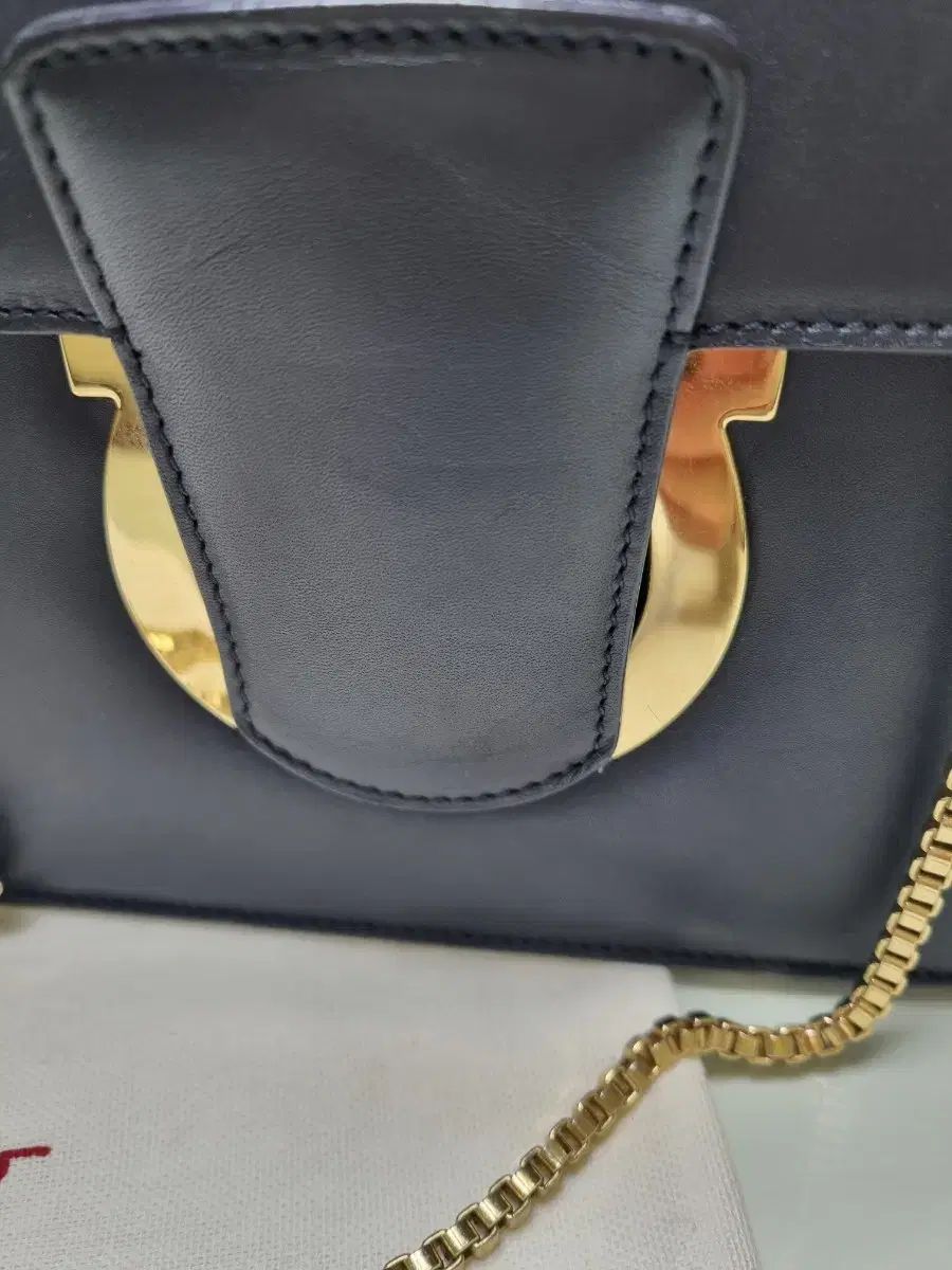 フェラガモ クロスチェーンバッグ