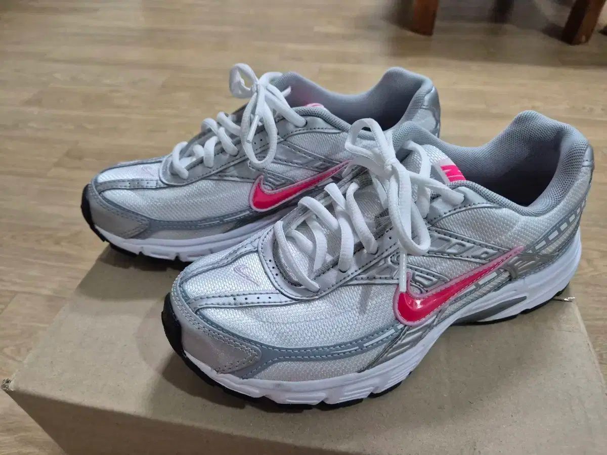 ナイキ イニシエーター ピンク 240 傷なし 最高