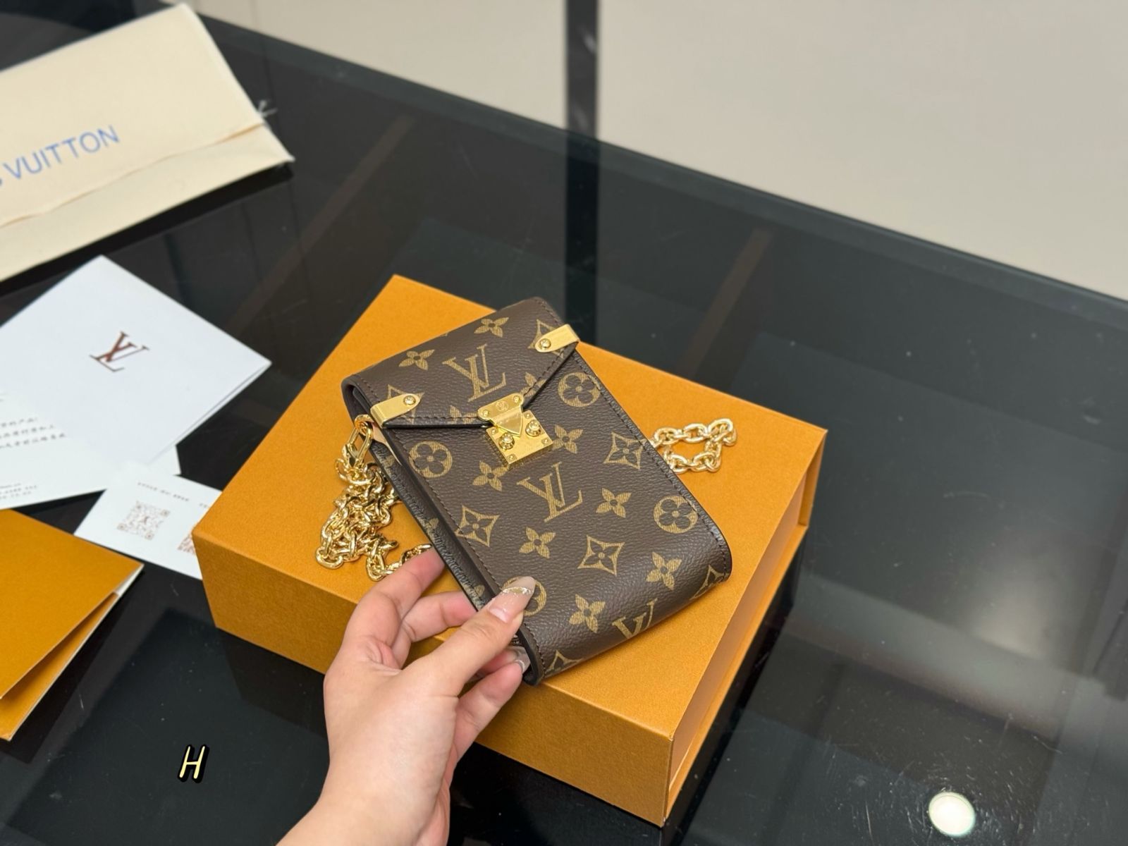 【アイコニックなSロックで日常を格上げ】LV Metis Phone ポーチ Louis Vuitton x Takashi Murakami Phone Pouch Metis Black