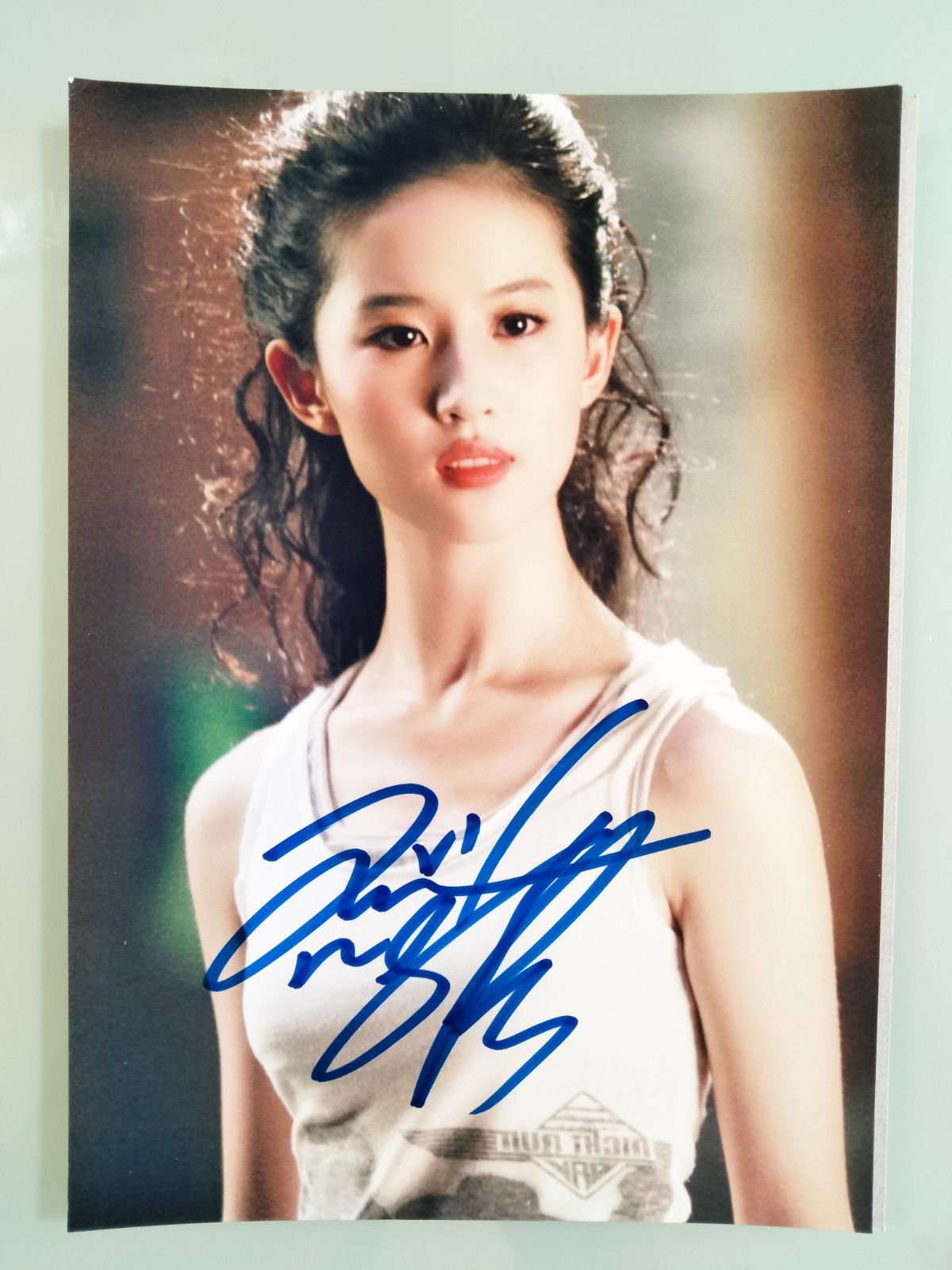 リウ・イーフェイ直筆サイン入り2Lサイズ写真…Liu Yifei セール中…リウ・イーフェイ直筆サイン入り2Lサイズ写真…Liu