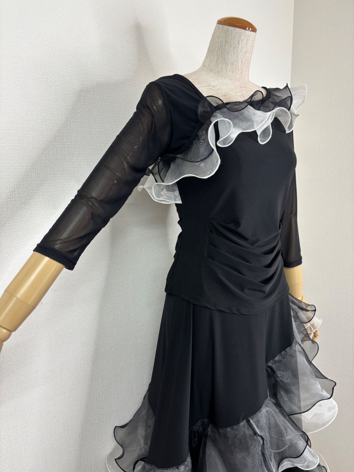 新品》社交ダンス ブラック×ホワイト オーガンジーフリル セットアップ