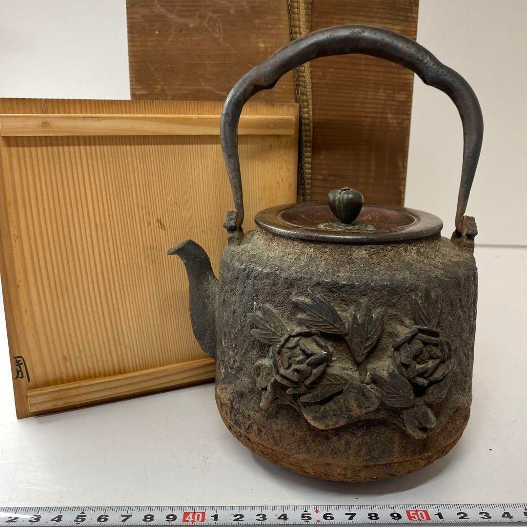 青龍堂 浮彫 薔薇鉄瓶 重さ1994g 東H5-0806 2Fトニオ