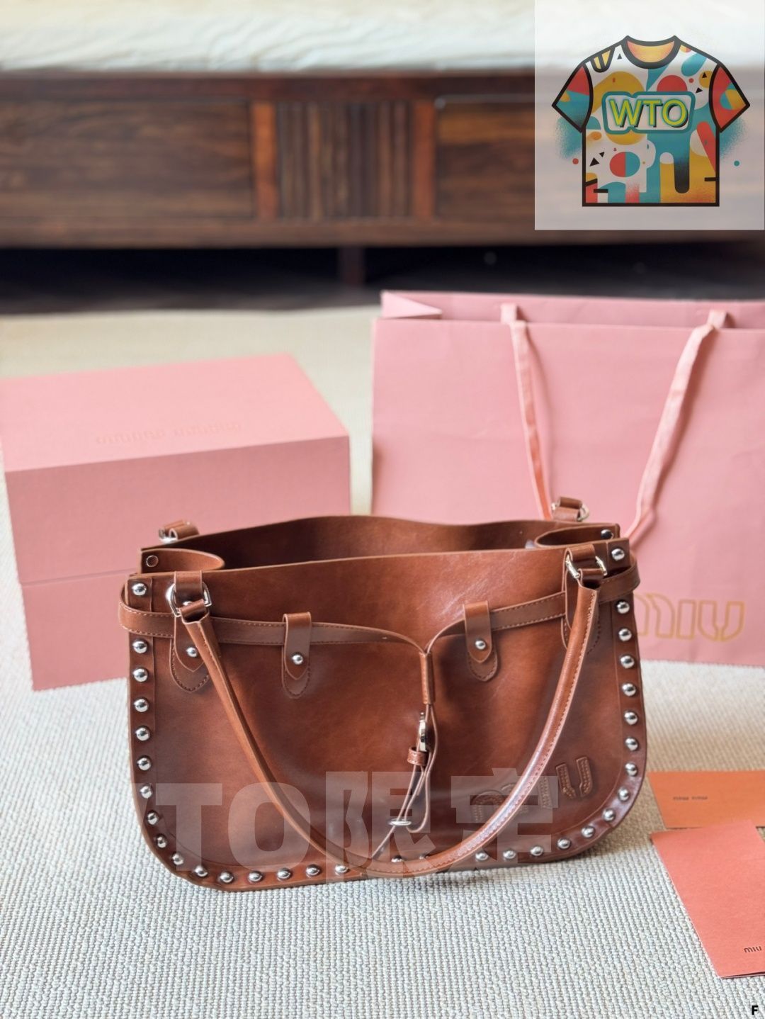 今日特価】Miu Miu 牛皮愛心鉚釘?子腋下バッグ（Miu Miu Cowhide