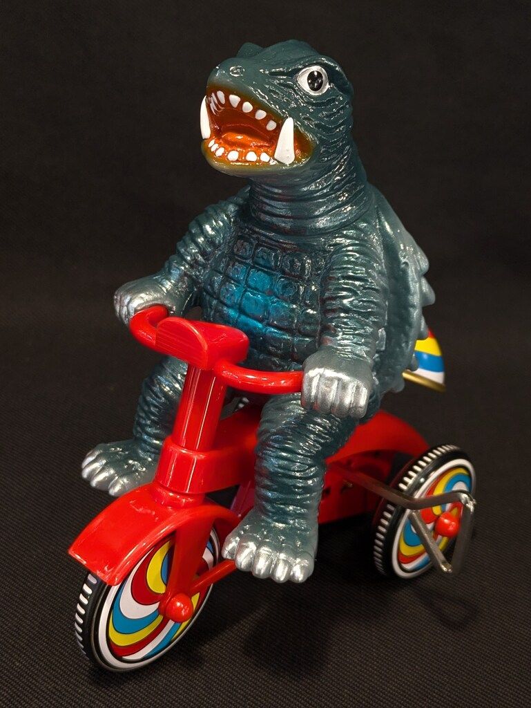 M1号 ガメラ 三輪車 シルバー結晶ペンダント付き 金くるみカラー 新品 ソフビ M1号 ガメラ 三輪車 シルバー結晶ペンダント付き 金くるみカラー