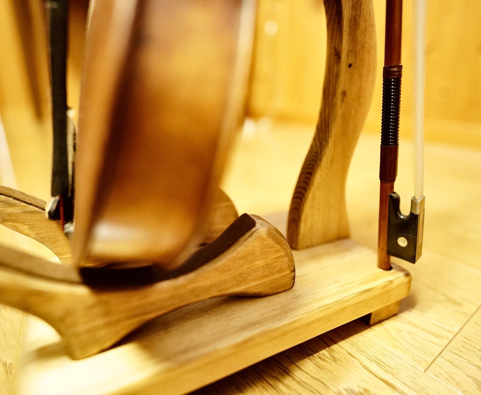 木製バイオリンスタンド