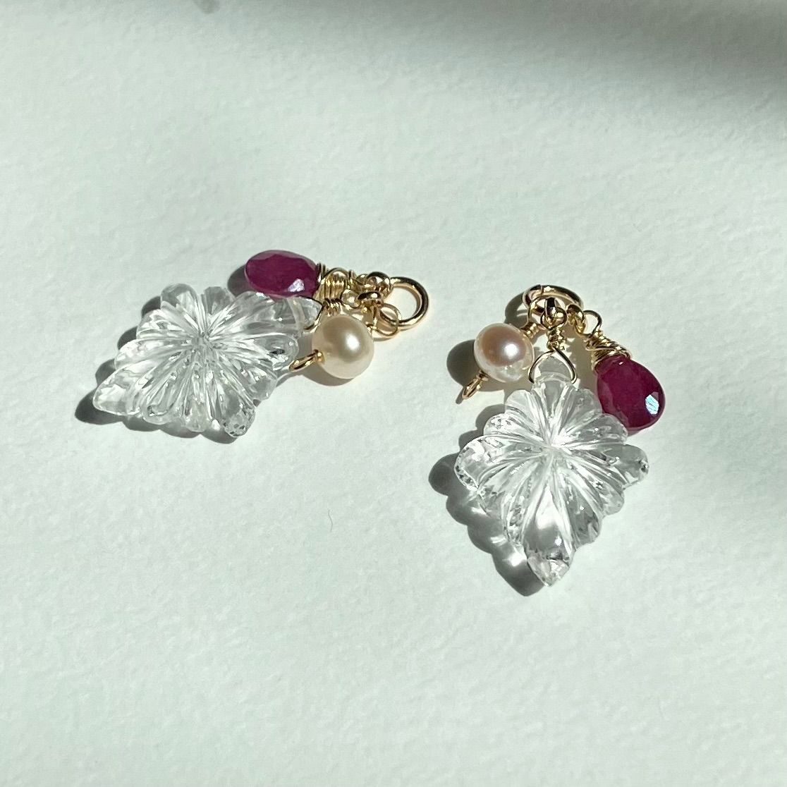 ローゼンジクリスタル＆ルビー、淡水真珠のチャーム【14kgf】