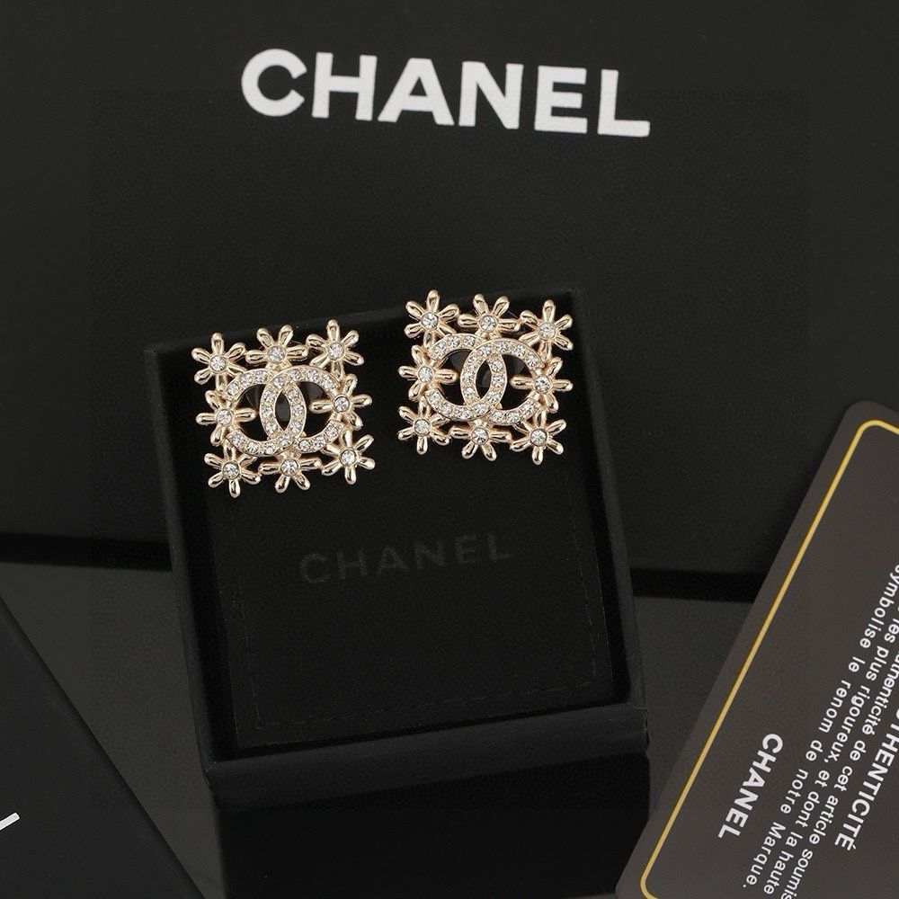 今日 Chanel シャネル 新入荷イヤリング レザーデザイン 贅沢で上品な雰囲気