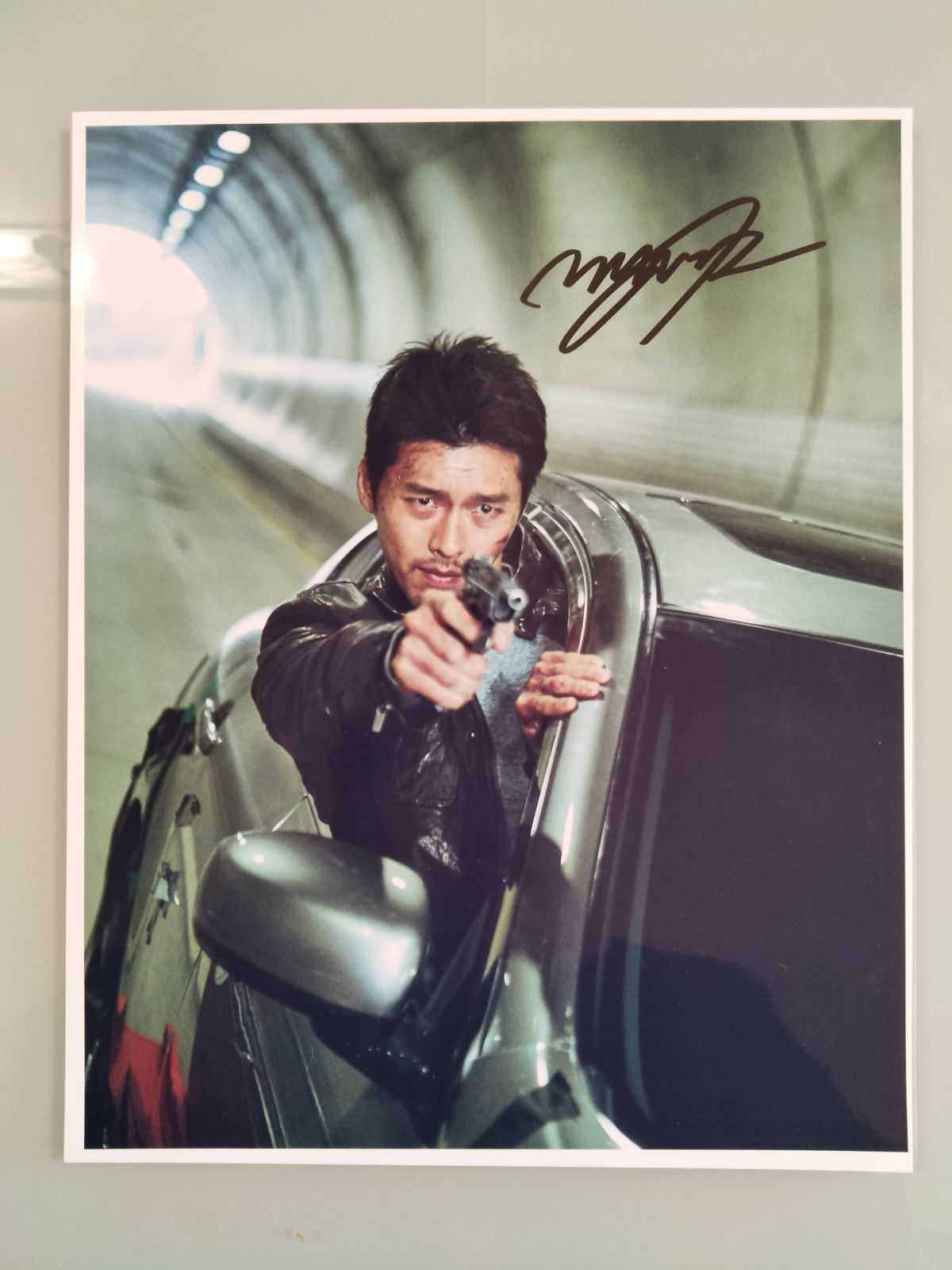 ヒョンビン直筆サイン入り超 大型写真…愛の不時着…Hyun Bin - メルカリ