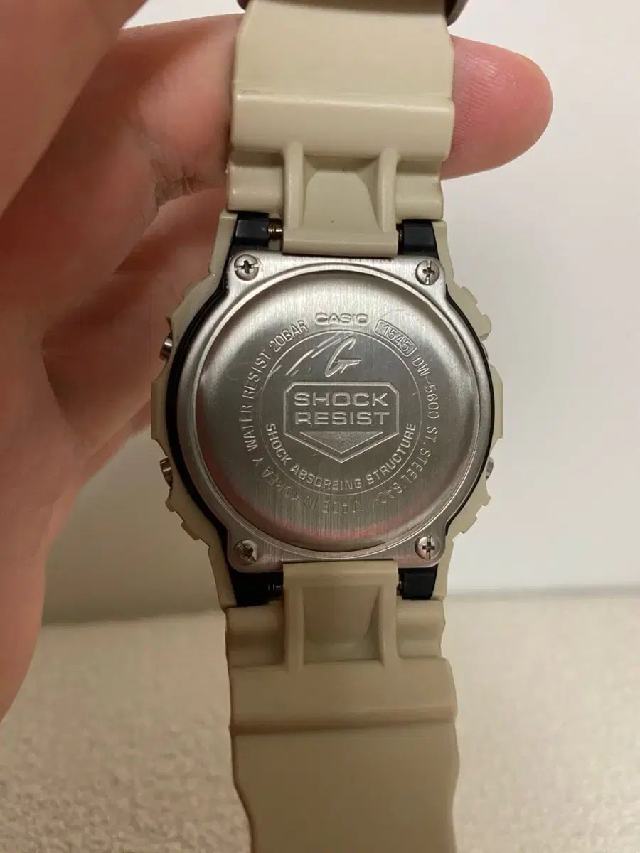 5600