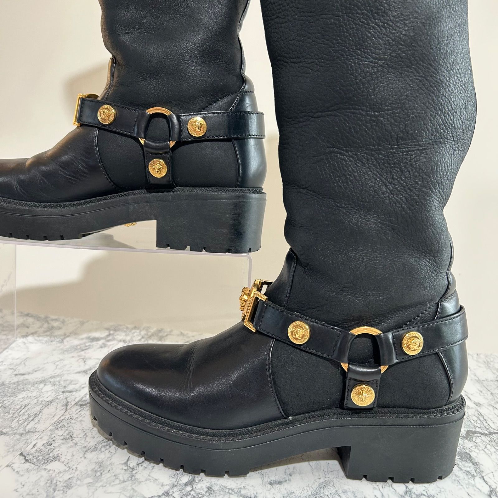 VERSACE ヴェルサーチ 金ボタン ロングブーツ ブラック 楽天市場】【高級感満載！】VERSACE ヴェルサーチ エナメル
