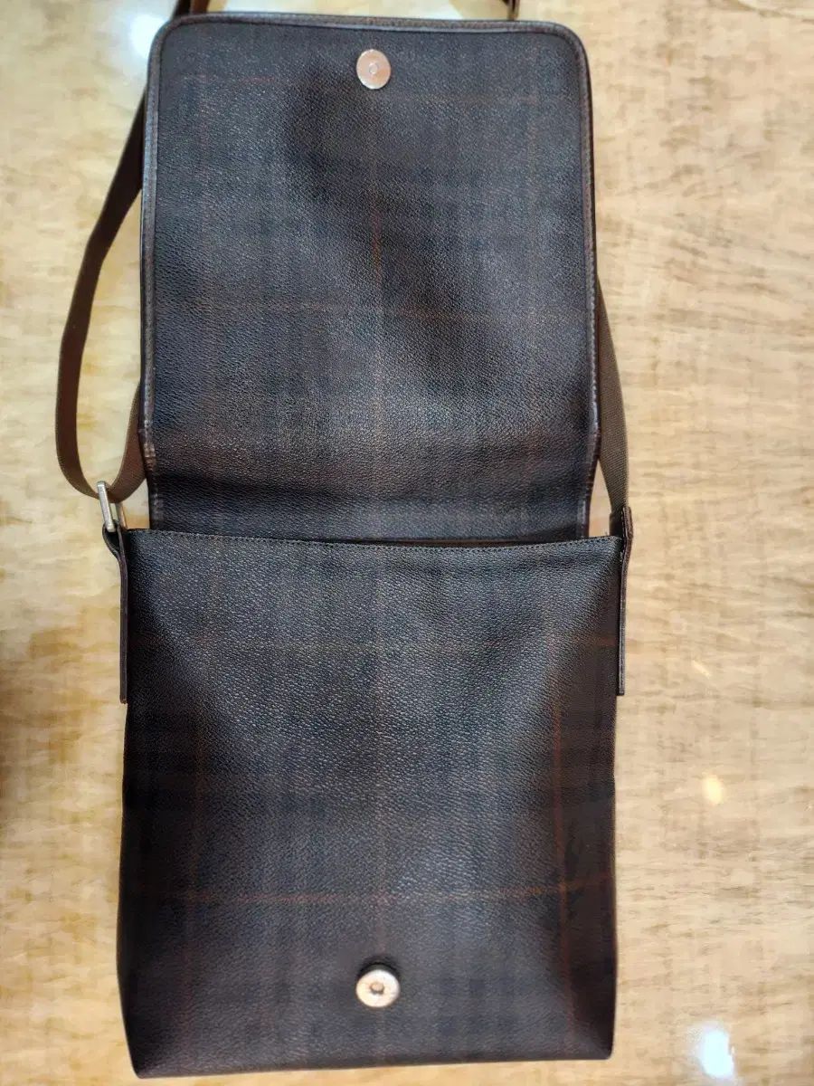 新品 BURBERRY チェック クロスボディバッグ 超美品 BURBERRY チェック柄 ボディバッグ 三越伊勢丹 | burberry