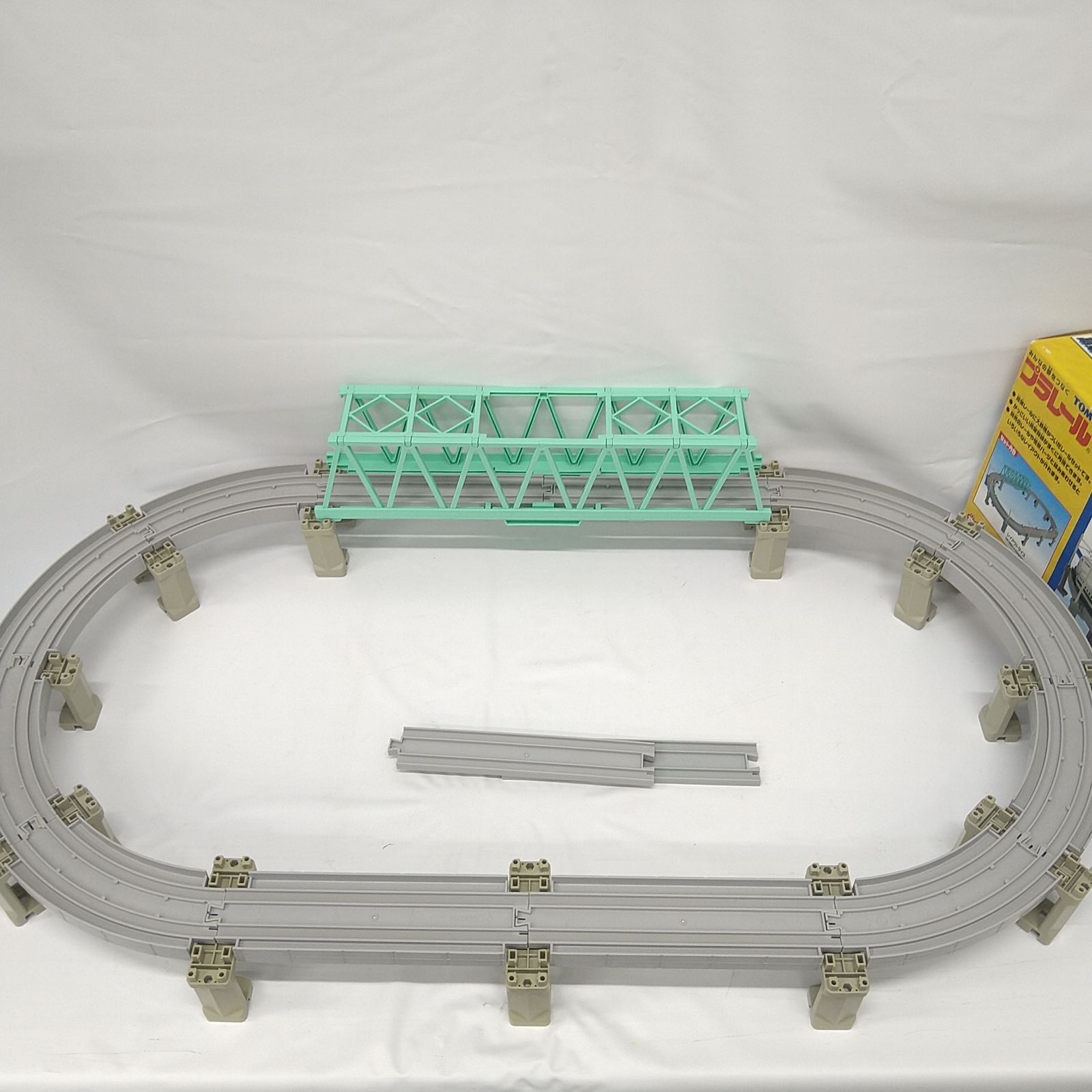 プラレール線路　8の字無限ループ　黄色グレー色ブロック橋脚　3段＋1段　大鉄橋付 プラレール線路 8の字無限ループ グレー色ブロック橋脚3段