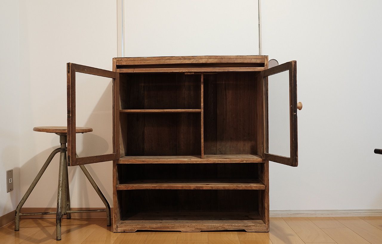 ヴィンテージ木製キャビネット、侘寂の美学漂う一品 ヴィンテージ木製キャビネット、侘寂の美学漂う一品