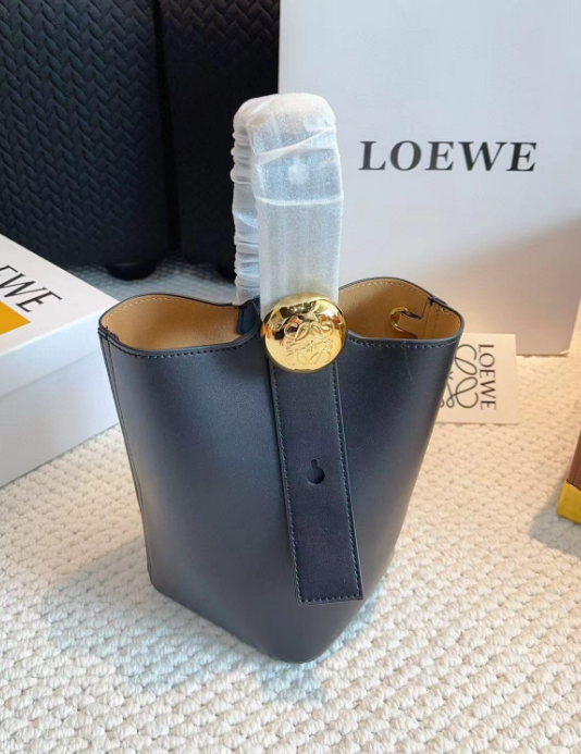 未使用 ロエベ LOEWE ペブルバケットバッグミニ 2024新作