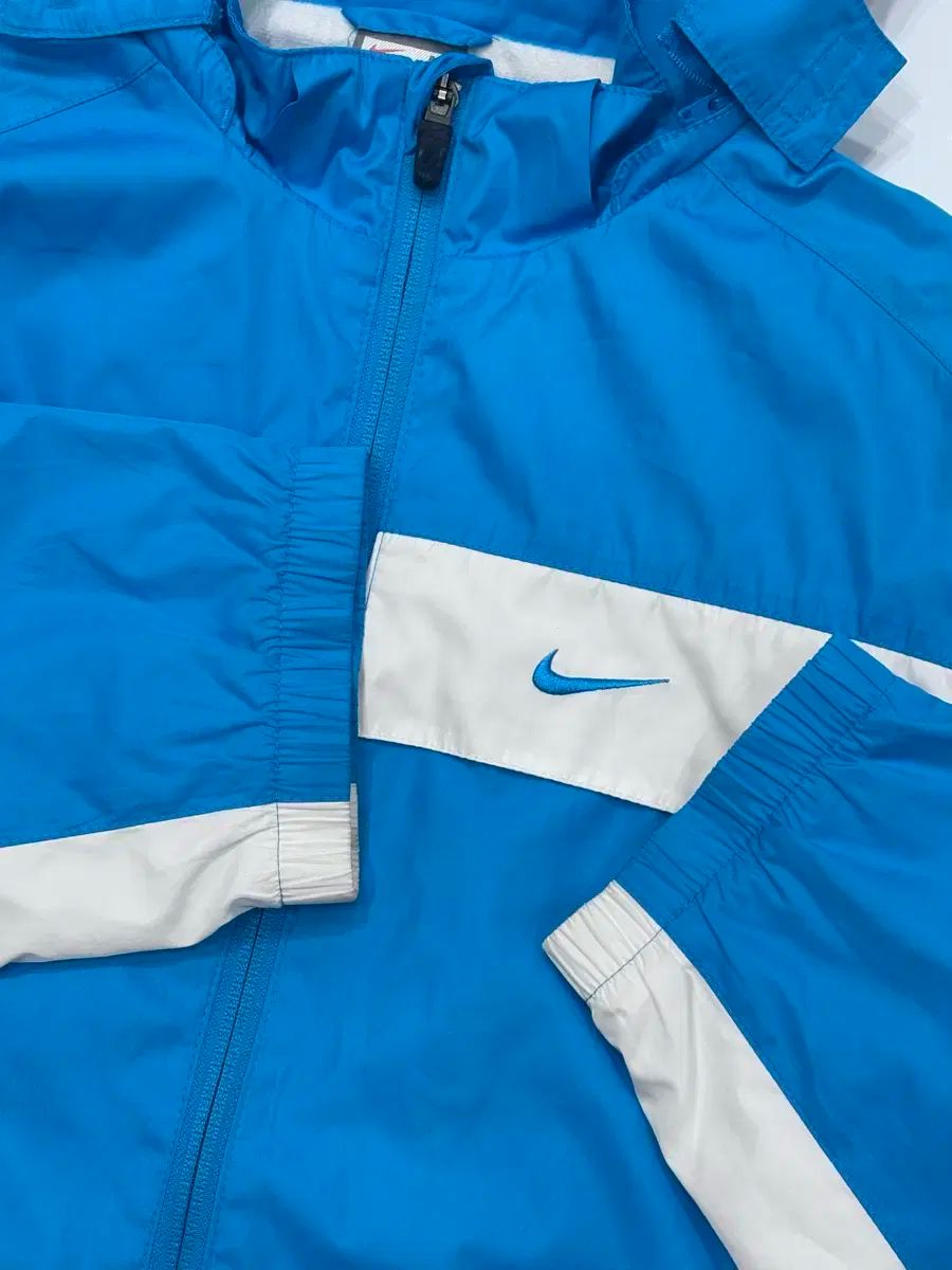 必須アイテム NIKE ナイキ スウッシュ スカイブルー ウィンドブレーカー