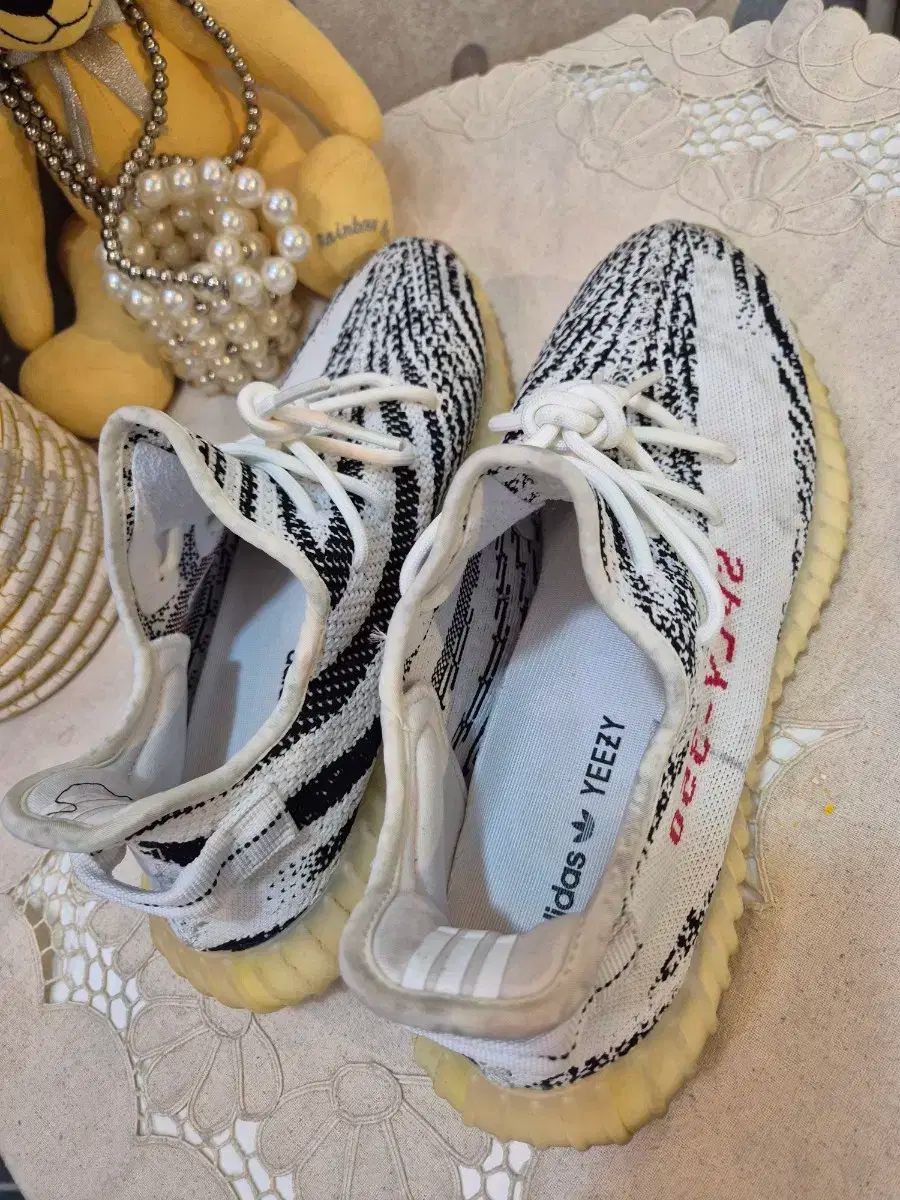 アディダス イージーブースト 350 V2 ゼブラ