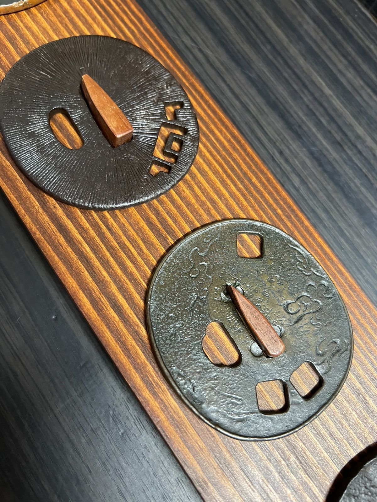 送料無料 コレクター放出品　江戸時代　金銀象嵌　獅子武士図目貫2点　刀装具木箱付 送料無料 コレクター放出品 江戸時代 金銀象嵌 獅子武士図目貫2点 刀