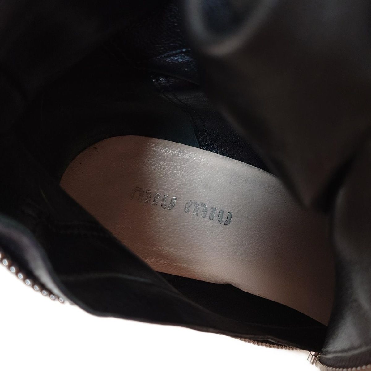 - 黒