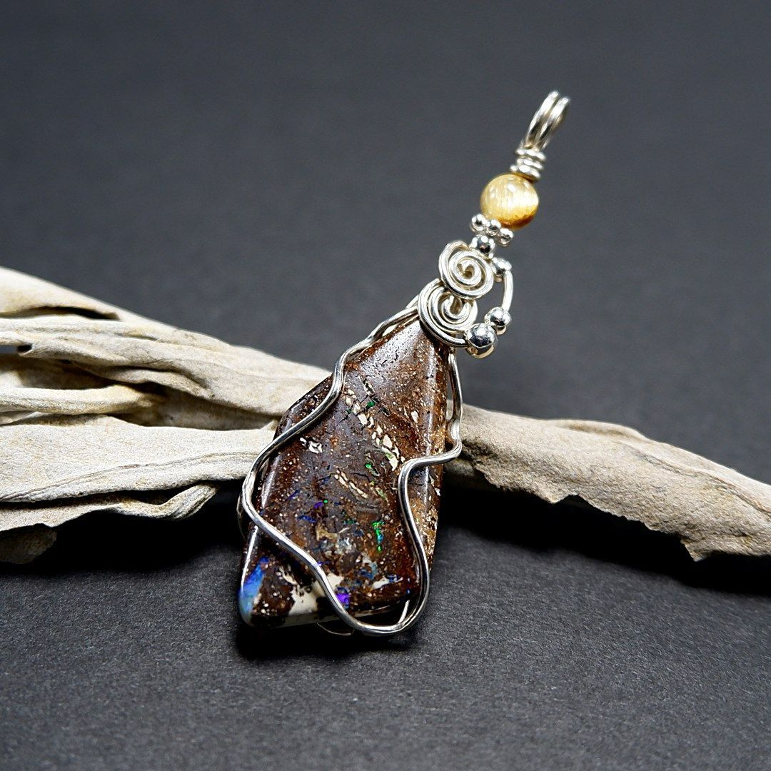 ボルダーオパールのワイヤーペンダント - メルカリ