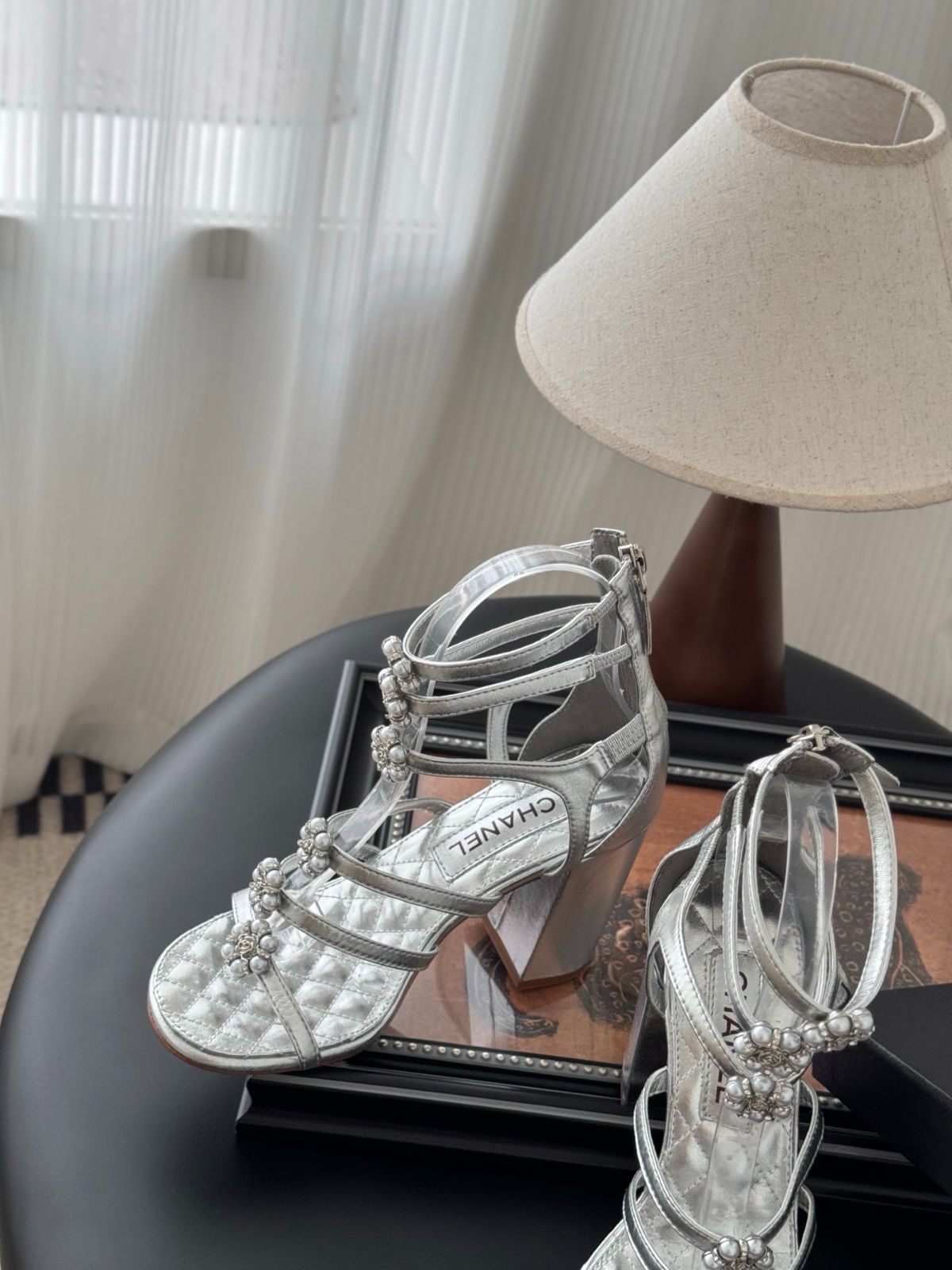 ヒールにさりげなくパールがお洒落♪【CHANEL】25A サンダル Chanel 25P 椿サンダル08 - メルカリ